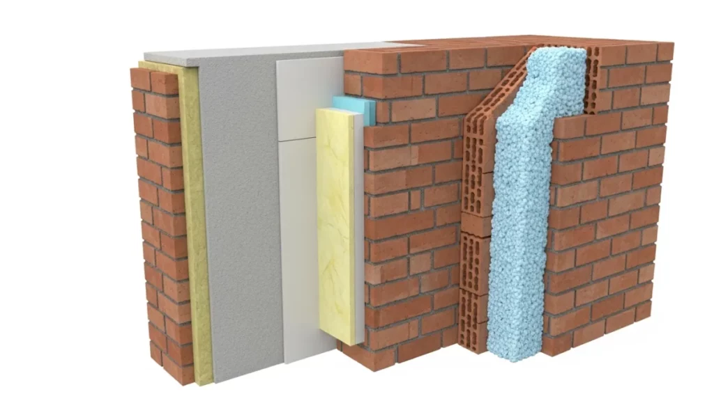 Sezione di una parete che mostra tre diverse soluzioni di isolamento termico: cappotto esterno, pannello interno e insufflaggio.